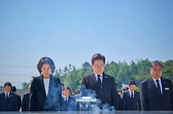 이재명 대통령과 김혜경 여사가 5월 18일 광주 북구 5·18 민주묘지 추모탑에 헌화 뒤 묵념하고 있다.