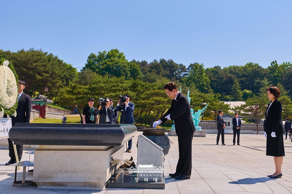 이재명 대통령이 5월 18일 광주 북구 5·18 민주묘지 추모탑에 분향하고 있다.