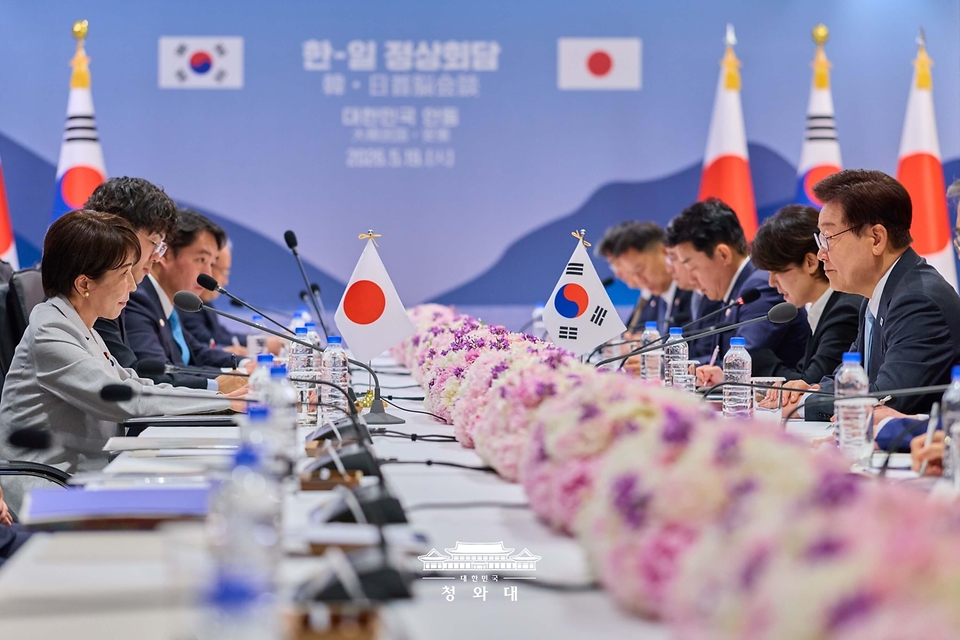 이재명 대통령과 다카이치 사나에 일본 총리가 5월 19일 경북 안동 한 호텔에서 확대 정상회담을 하고 있다.