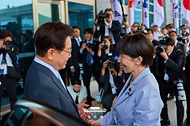 이재명 대통령이 5월 19일 경북 안동시 한 호텔에서 한일 정상회담을 위해 방한한 다카이치 사나에 일본 총리를 영접하고 있다.