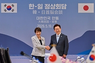 이재명 대통령과 다카이치 사나에 일본 총리가 5월 19일 경북 안동 한 호텔에서 확대 정상회담에 앞서 악수하고 있다.