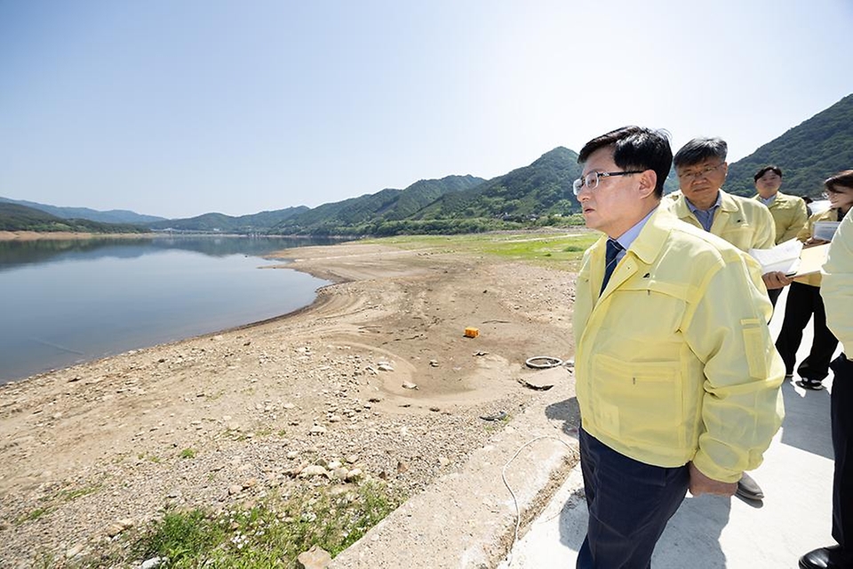김성환 기후에너지환경부 장관이 5월 15일 강원도 인제군 소양호 붕어 폐사 현장을 찾아 어민 및 학계 전문가 등과 함께 발생 현황과 추측 원인에 대해 의견을 나누고, 정확한 원인을 진단 후 빠른 대응 조치를 주문하고 있다.