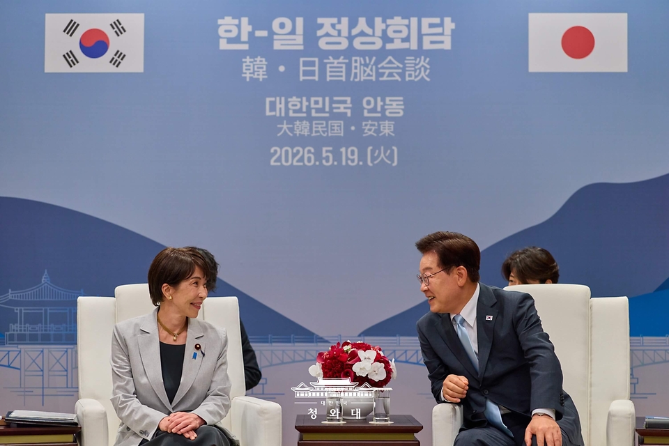 이재명 대통령과 다카이치 사나에 일본 총리가 5월 19일 경북 안동시 한 호텔에서 소인수 회담을 하고 있다.