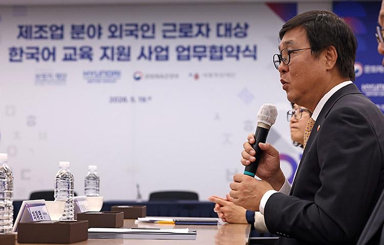 최휘영 문화체육관광부 장관이 5월 19일 국립현대미술관 서울관에서 제조업 분야 외국인 노동자들에게 직무·안전 중심의 맞춤형 한국어교육을 지원하기 위해 현대자동차그룹, 세종학당재단, 케이모빌리티(K-Mobility) 브릿지 재단과 업무협약을 체결하고 있다.