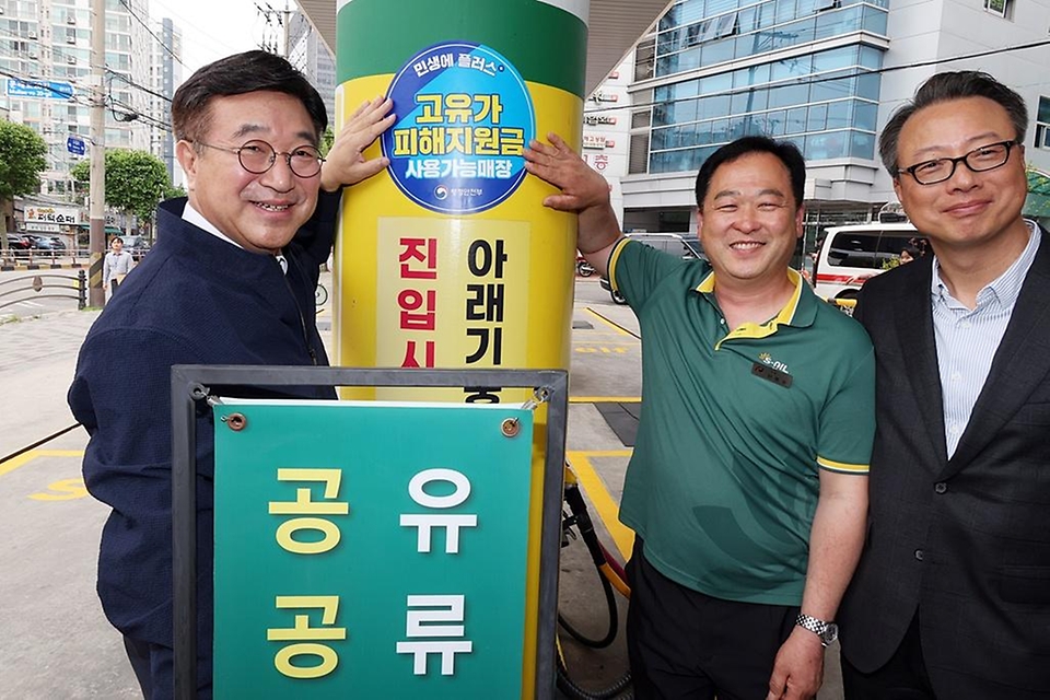 윤호중 행정안전부 장관이 고유가지원금 2차 신청 둘째 날인 5월 19일 오전 서울 영등포구 문래동 인근 주유소를 찾아 사용가능 매장 스티커를 부착하고 있다.