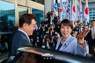 이재명 대통령이 5월 19일 경북 안동시 한 호텔에서 한일 정상회담을 위해 방한한 다카이치 사나에 일본 총리를 영접하고 있다.