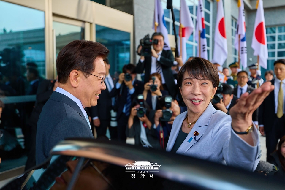 이재명 대통령이 5월 19일 경북 안동시 한 호텔에서 한일 정상회담을 위해 방한한 다카이치 사나에 일본 총리를 영접하고 있다.