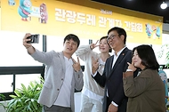 최휘영 문화체육관광부 장관이 5월 14일부터 15일까지 경상남도 밀양시의 문화·관광 현장을 찾아 직접 관계자들의 생생한 목소리를 청취하고 있다.