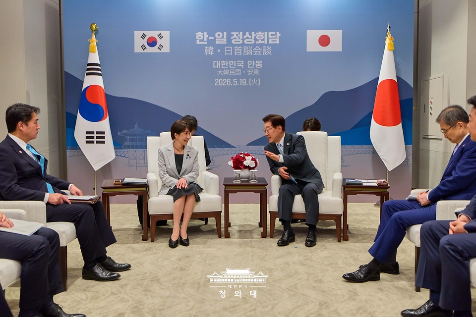 이재명 대통령과 다카이치 사나에 일본 총리가 5월 19일 경북 안동시 한 호텔에서 소인수 회담을 하고 있다.