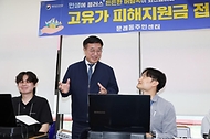 윤호중 행정안전부 장관이 고유가지원금 2차 신청 둘째 날인 5월 19일 오전 서울 영등포구 문래동 주민센터를 방문해 신청 접수시스템 등 지급 현장 상황 등을 살펴보고 있다.
