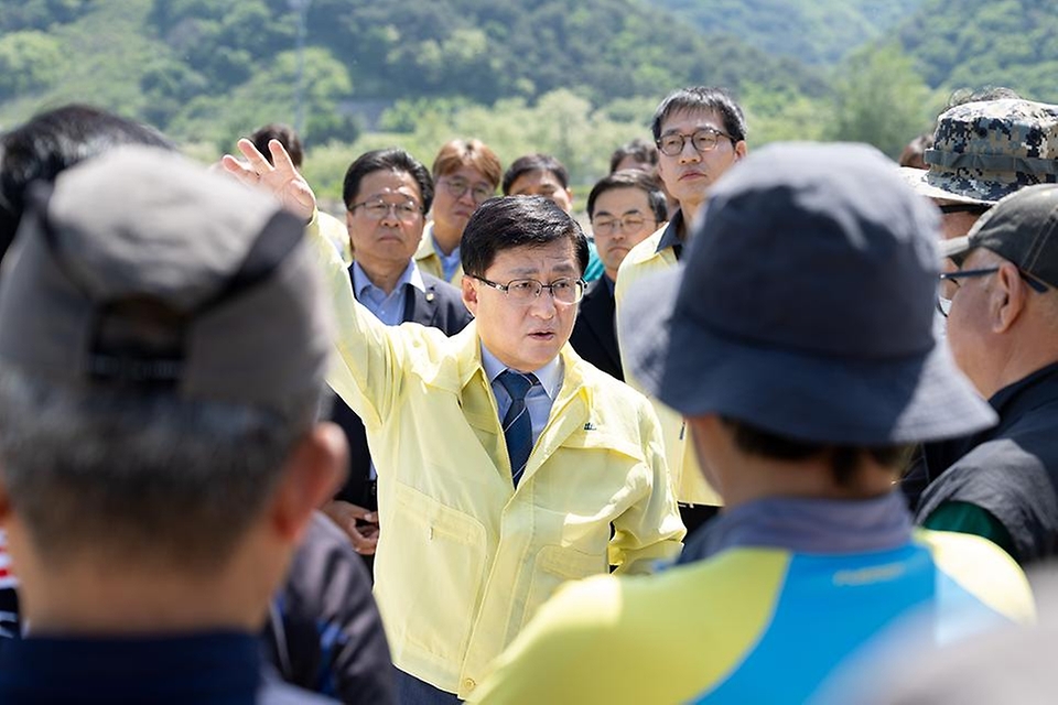김성환 기후에너지환경부 장관이 5월 15일 강원도 인제군 소양호 붕어 폐사 현장을 찾아 어민 및 학계 전문가 등과 함께 발생 현황과 추측 원인에 대해 의견을 나누고, 정확한 원인을 진단 후 빠른 대응 조치를 주문하고 있다.