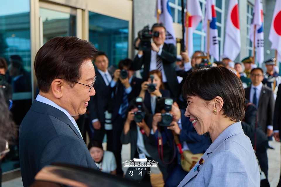 이재명 대통령이 5월 19일 경북 안동시 한 호텔에서 한일 정상회담을 위해 방한한 다카이치 사나에 일본 총리를 영접하고 있다.