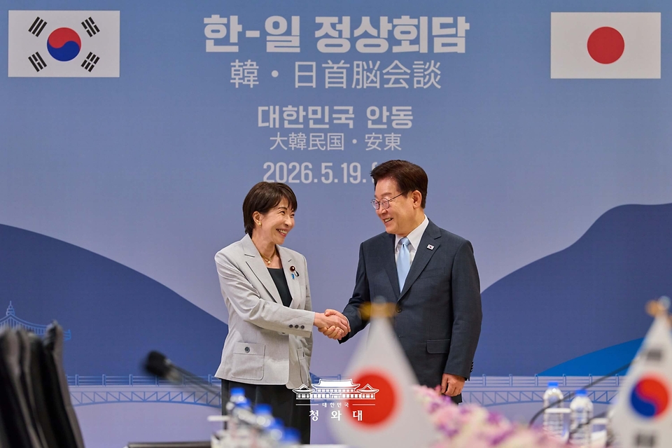 이재명 대통령과 다카이치 사나에 일본 총리가 5월 19일 경북 안동 한 호텔에서 확대 정상회담에 앞서 악수하고 있다.