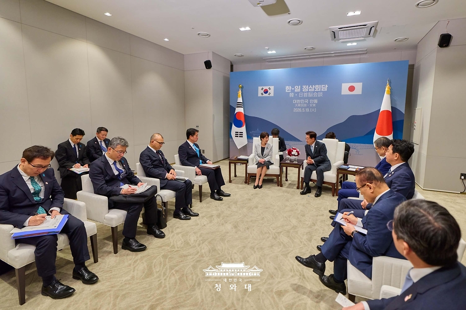이재명 대통령과 다카이치 사나에 일본 총리가 5월 19일 경북 안동시 한 호텔에서 소인수 회담을 하고 있다.