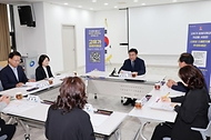 윤호중 행정안전부 장관이 고유가지원금 2차 신청 둘째 날인 5월 19일 오전 서울 영등포구 문래동 주민센터를 방문해 지급 현장 상황 등을 점검하고 있다.