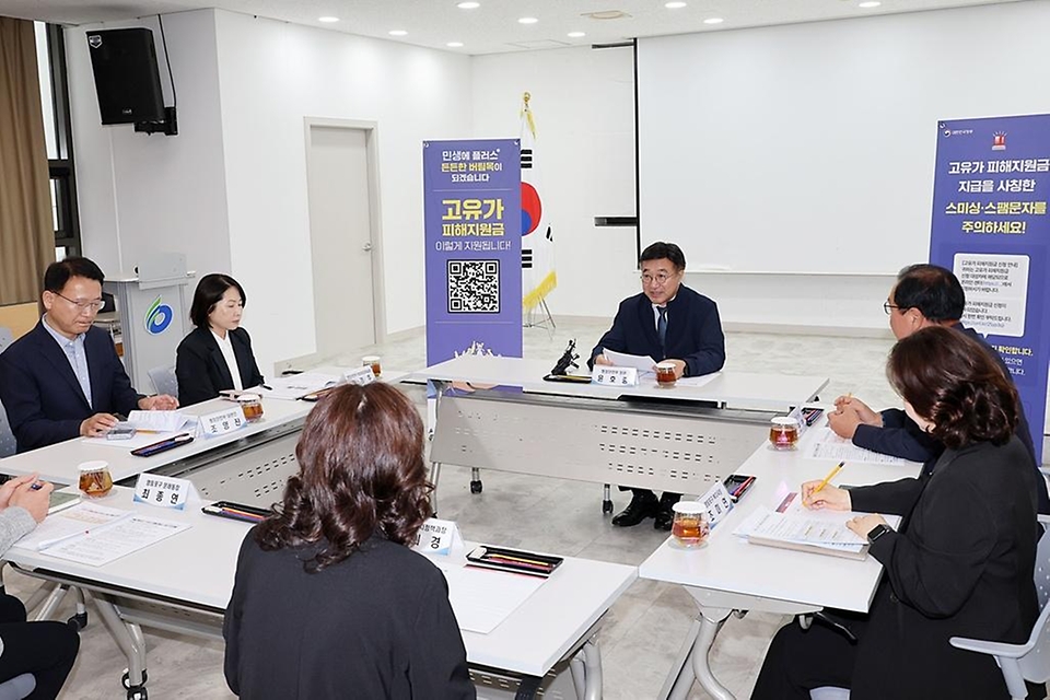 윤호중 행정안전부 장관이 고유가지원금 2차 신청 둘째 날인 5월 19일 오전 서울 영등포구 문래동 주민센터를 방문해 지급 현장 상황 등을 점검하고 있다.