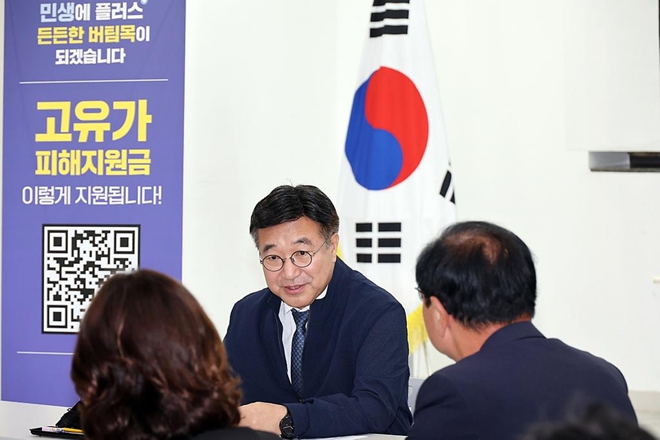 윤호중 행정안전부 장관이 고유가지원금 2차 신청 둘째 날인 5월 19일 오전 서울 영등포구 문래동 주민센터를 방문해 지급 현장 상황 등을 점검하고 있다.