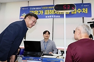 윤호중 행정안전부 장관이 고유가지원금 2차 신청 둘째 날인 5월 19일 오전 서울 영등포구 문래동 주민센터를 방문해 신청 접수시스템 등 지급 현장 상황 등을 살펴보고 있다.