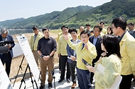 김성환 기후에너지환경부 장관이 5월 15일 강원도 인제군 소양호 붕어 폐사 현장을 찾아 어민 및 학계 전문가 등과 함께 발생 현황과 추측 원인에 대해 의견을 나누고, 정확한 원인을 진단 후 빠른 대응 조치를 주문하고 있다.