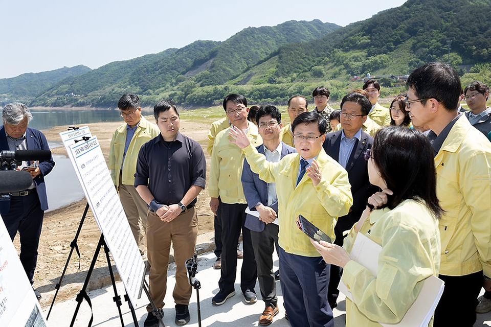 김성환 기후에너지환경부 장관이 5월 15일 강원도 인제군 소양호 붕어 폐사 현장을 찾아 어민 및 학계 전문가 등과 함께 발생 현황과 추측 원인에 대해 의견을 나누고, 정확한 원인을 진단 후 빠른 대응 조치를 주문하고 있다.