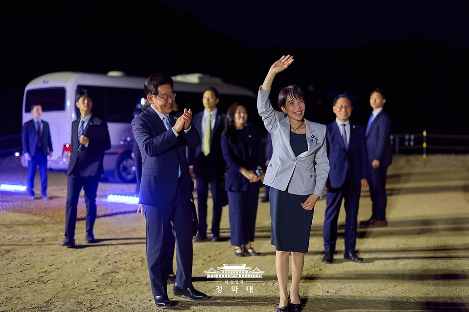 다카이치 사나에 일본 총리가 5월 19일 이재명 대통령과 함께 선유줄불놀이 관람을 위해 경북 안동 하회마을을 방문해 시민들에게 인사하고 있다.
