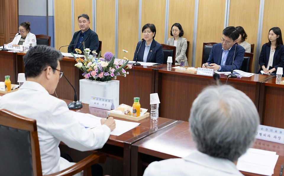 정은경 보건복지부 장관이 5월 14일 전라남도 순천시에 위치한 순천의료원과 현대여성아동병원을 방문, 공공의료 현장을 점검하고, 현장 의료진 및 관계자들과의 간담회를 통해 현안에 대한 의견을 청취하고 있다.