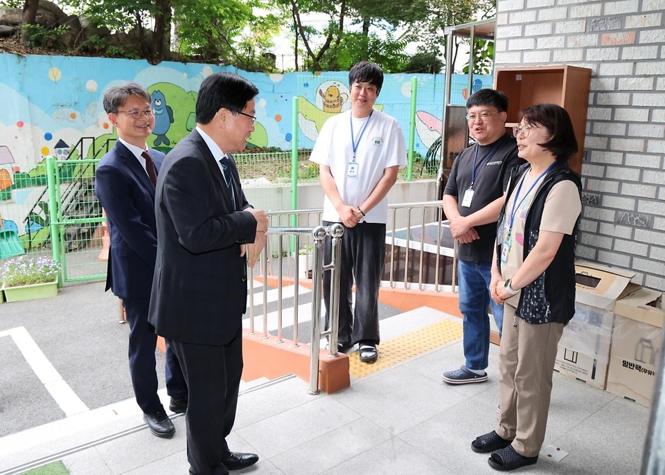 최교진 교육부 장관이 5월 19일 대전 자혜아동복지센터을 방문, 대학 입시를 준비하는 학생들과 학생별 상담을 지원하는 대입상담 교사들을 격려하고 있다.