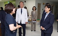정은경 보건복지부 장관이 5월 14일 전라남도 순천시에 위치한 순천의료원과 현대여성아동병원을 방문, 공공의료 현장을 점검하고, 현장 의료진 및 관계자들과의 간담회를 통해 현안에 대한 의견을 청취하고 있다.