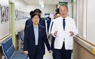 정은경 보건복지부 장관이 5월 14일 전라남도 순천시에 위치한 순천의료원과 현대여성아동병원을 방문, 공공의료 현장을 점검하고, 현장 의료진 및 관계자들과의 간담회를 통해 현안에 대한 의견을 청취하고 있다.