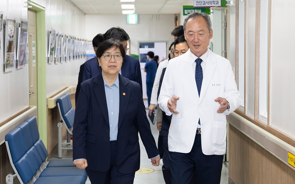 정은경 보건복지부 장관이 5월 14일 전라남도 순천시에 위치한 순천의료원과 현대여성아동병원을 방문, 공공의료 현장을 점검하고, 현장 의료진 및 관계자들과의 간담회를 통해 현안에 대한 의견을 청취하고 있다.