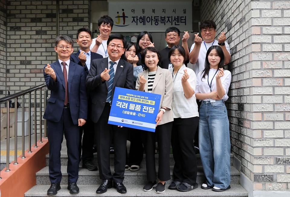 최교진 교육부 장관이 5월 19일 대전 자혜아동복지센터을 방문, 대학 입시를 준비하는 학생들과 학생별 상담을 지원하는 대입상담 교사들을 격려하고 있다.