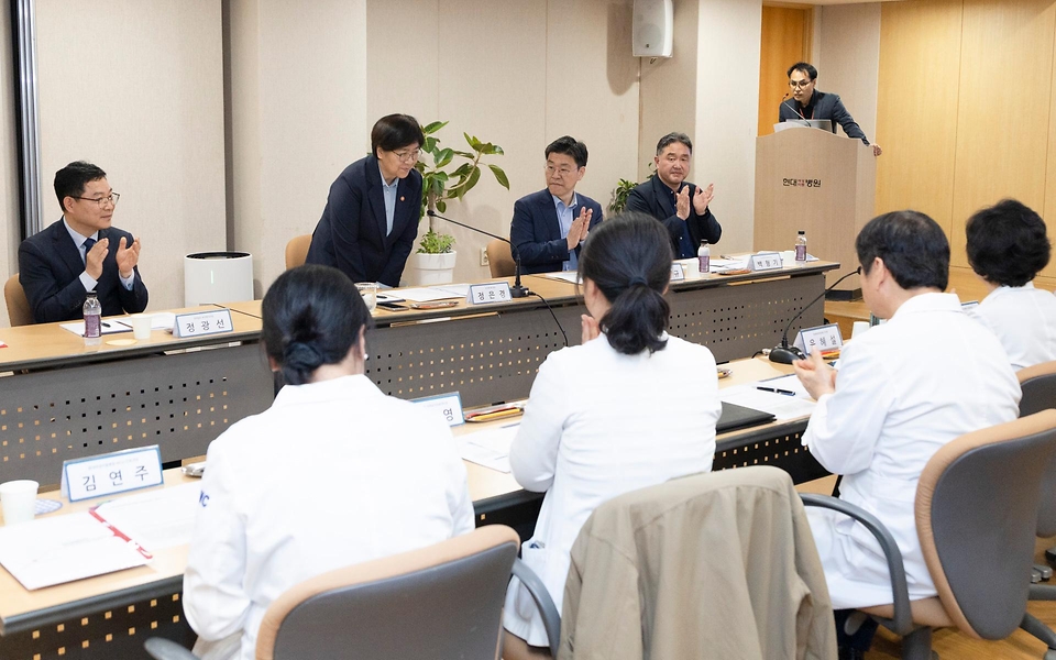 정은경 보건복지부 장관이 5월 14일 전라남도 순천시에 위치한 순천의료원과 현대여성아동병원을 방문, 공공의료 현장을 점검하고, 현장 의료진 및 관계자들과의 간담회를 통해 현안에 대한 의견을 청취하고 있다.