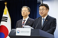 윤호중 행정안전부 장관이 5월 20일 서울 종로구 정부서울청사에서 제9회 전국동시지방선거 관련 대국민 담화문을 발표하고 있다.
