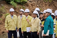박은식 산림청장이 5월 19일 충북 보은군 회인면 생활권 보호 중심 산림유역관리 사업지 현장을 찾아 추진상황을 점검하고 있다.