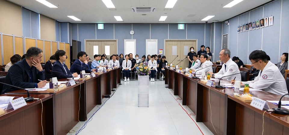 정은경 보건복지부 장관이 5월 14일 전라남도 순천시에 위치한 순천의료원과 현대여성아동병원을 방문, 공공의료 현장을 점검하고, 현장 의료진 및 관계자들과의 간담회를 통해 현안에 대한 의견을 청취하고 있다.