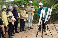 박은식 산림청장이 5월 19일 충북 보은군 회인면 생활권 보호 중심 산림유역관리 사업지 현장을 찾아 추진상황을 점검하고 있다.