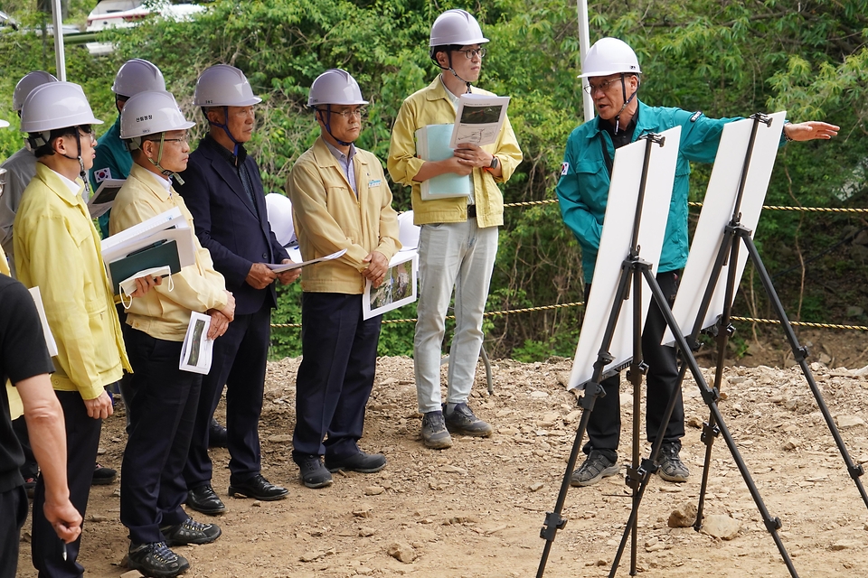 박은식 산림청장이 5월 19일 충북 보은군 회인면 생활권 보호 중심 산림유역관리 사업지 현장을 찾아 추진상황을 점검하고 있다.