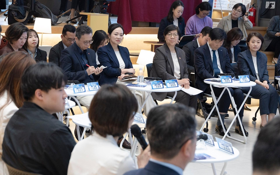 정은경 보건복지부 장관이 5월 15일 서울 성동구 KT&G 상상플래닛에서 한국사회복지협의회, 대한상공회의소, 사회복지공동모금회와 함께 '2026 사회공헌 포럼'을 개최하고 있다.