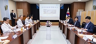 정은경 보건복지부 장관이 5월 14일 전라남도 순천시에 위치한 순천의료원과 현대여성아동병원을 방문, 공공의료 현장을 점검하고, 현장 의료진 및 관계자들과의 간담회를 통해 현안에 대한 의견을 청취하고 있다.