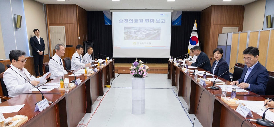 정은경 보건복지부 장관이 5월 14일 전라남도 순천시에 위치한 순천의료원과 현대여성아동병원을 방문, 공공의료 현장을 점검하고, 현장 의료진 및 관계자들과의 간담회를 통해 현안에 대한 의견을 청취하고 있다.