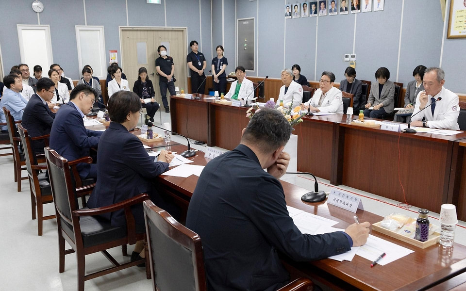 정은경 보건복지부 장관이 5월 14일 전라남도 순천시에 위치한 순천의료원과 현대여성아동병원을 방문, 공공의료 현장을 점검하고, 현장 의료진 및 관계자들과의 간담회를 통해 현안에 대한 의견을 청취하고 있다.