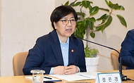 정은경 보건복지부 장관이 5월 14일 전라남도 순천시에 위치한 순천의료원과 현대여성아동병원을 방문, 공공의료 현장을 점검하고, 현장 의료진 및 관계자들과의 간담회를 통해 현안에 대한 의견을 청취하고 있다.