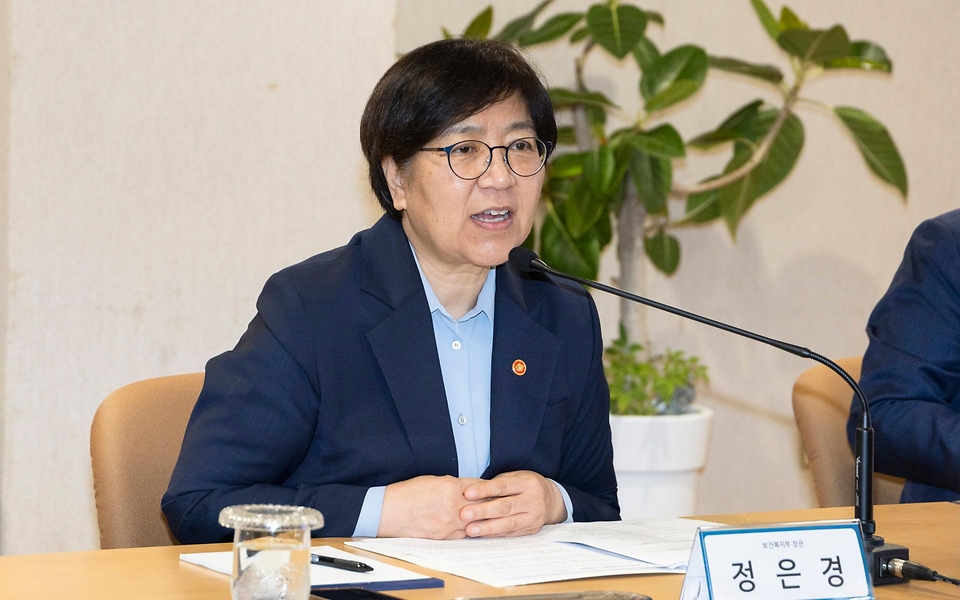 정은경 보건복지부 장관이 5월 14일 전라남도 순천시에 위치한 순천의료원과 현대여성아동병원을 방문, 공공의료 현장을 점검하고, 현장 의료진 및 관계자들과의 간담회를 통해 현안에 대한 의견을 청취하고 있다.