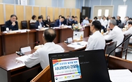 정은경 보건복지부 장관이 5월 14일 전라남도 순천시에 위치한 순천의료원과 현대여성아동병원을 방문, 공공의료 현장을 점검하고, 현장 의료진 및 관계자들과의 간담회를 통해 현안에 대한 의견을 청취하고 있다.