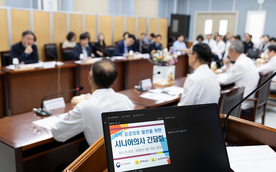 정은경 보건복지부 장관이 5월 14일 전라남도 순천시에 위치한 순천의료원과 현대여성아동병원을 방문, 공공의료 현장을 점검하고, 현장 의료진 및 관계자들과의 간담회를 통해 현안에 대한 의견을 청취하고 있다.