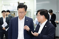 김성환 기후에너지환경부 장관이 5월 18일 전북 완주군 소재 나트륨 이온배터리 생산 사업장을 방문해 생산 공정과 안전성 및 기술 개발 현황을 살펴보고 차세대 배터리 산업 육성방안 등을 논의하고 있다.