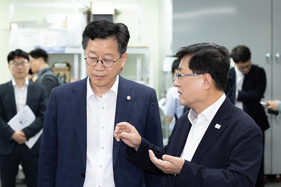 김성환 기후에너지환경부 장관이 5월 18일 전북 완주군 소재 나트륨 이온배터리 생산 사업장을 방문해 생산 공정과 안전성 및 기술 개발 현황을 살펴보고 차세대 배터리 산업 육성방안 등을 논의하고 있다.