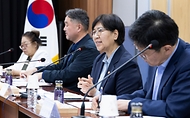 정은경 보건복지부 장관이 5월 14일 전라남도 순천시에 위치한 순천의료원과 현대여성아동병원을 방문, 공공의료 현장을 점검하고, 현장 의료진 및 관계자들과의 간담회를 통해 현안에 대한 의견을 청취하고 있다.