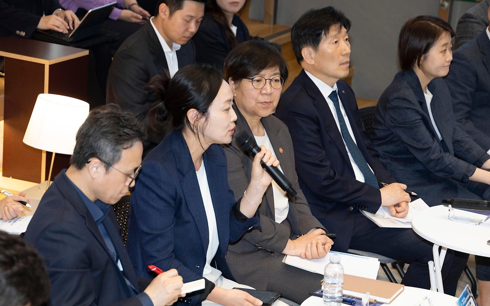 정은경 보건복지부 장관이 5월 15일 서울 성동구 KT&G 상상플래닛에서 한국사회복지협의회, 대한상공회의소, 사회복지공동모금회와 함께 '2026 사회공헌 포럼'을 개최하고 있다.