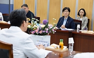 정은경 보건복지부 장관이 5월 14일 전라남도 순천시에 위치한 순천의료원과 현대여성아동병원을 방문, 공공의료 현장을 점검하고, 현장 의료진 및 관계자들과의 간담회를 통해 현안에 대한 의견을 청취하고 있다.